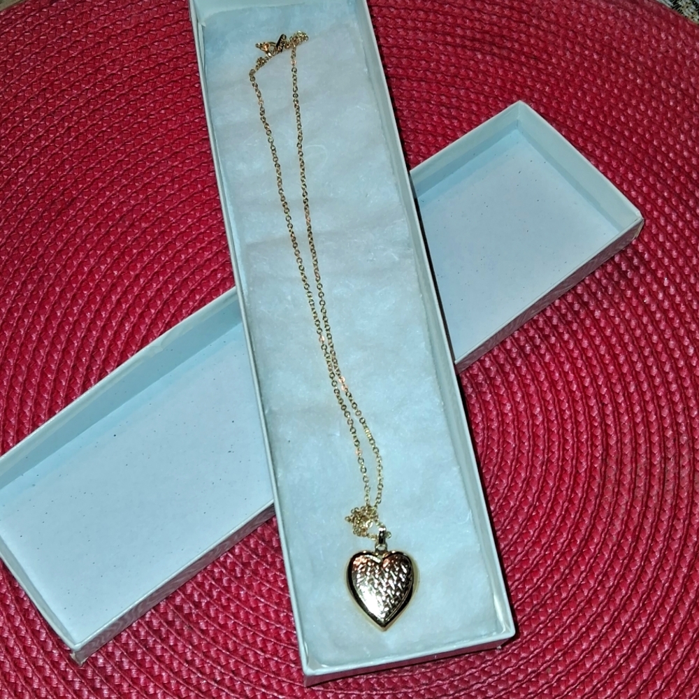 Adorable,Gold, Heart, Locket with 9" Gold Chain💕
